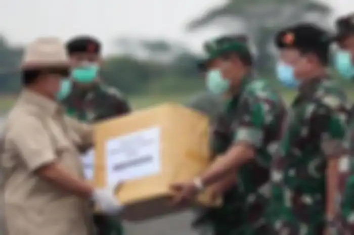Prabowo Subianto menerima secara simbolis APD dari Tiongkok di Bandara Halim Perdana Kusuma, Makasar, Jakarta Timur, Senin (23/3/2020). 