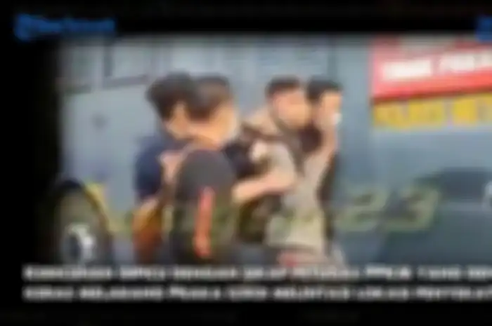 Netizen memuji sikap anggota Paspampres yang cekcok dengan polisi.