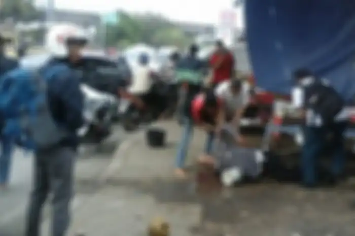Aiptu Khusni terkapar karena kepalanya dihantam balok oleh pengendara motor