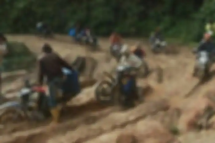 Ojek tengah melintasi jalanan rusak dari Masamba ke Seko, Sulawesi Selatan