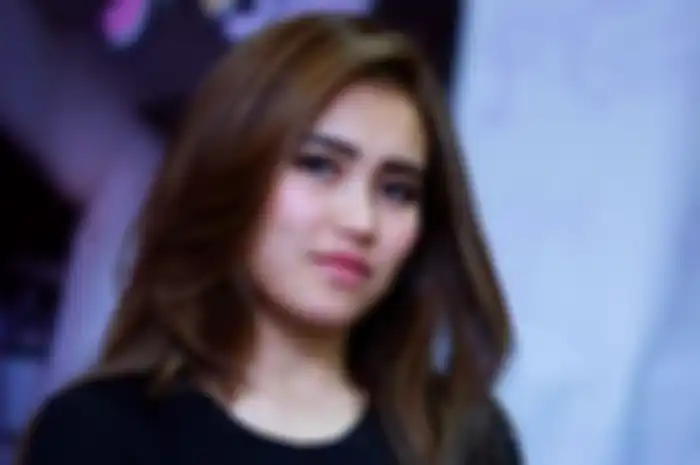 Ayu Ting-ting pakai sepatu seharga motor baru