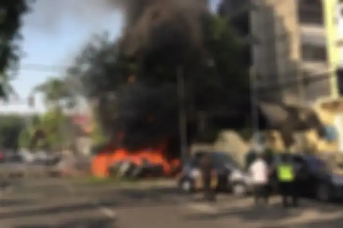 Kobaran api diduga dari bom bunuh diri di depan GKI Jl Diponegoro, Kota Surabaya, Minggu (13/5/2018)