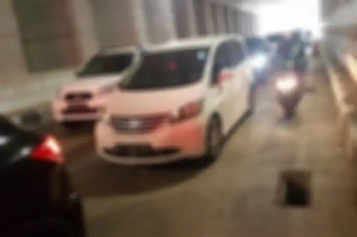 Penutup Saluran Air Underpass Mampang Hilang
