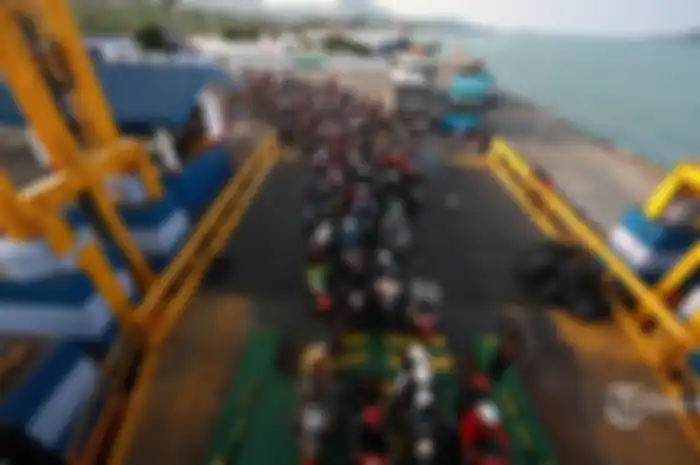 Pemudik dengan menggunakan kendaraan bermotor bersiap menyeberangi Selat Sunda dari Pelabuhan Bakauh