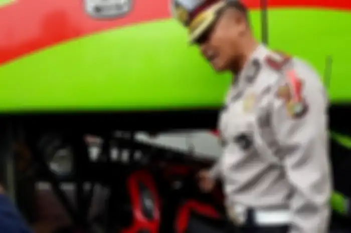 Motor yang dimasukkan bagasi bus membuat geram polisi