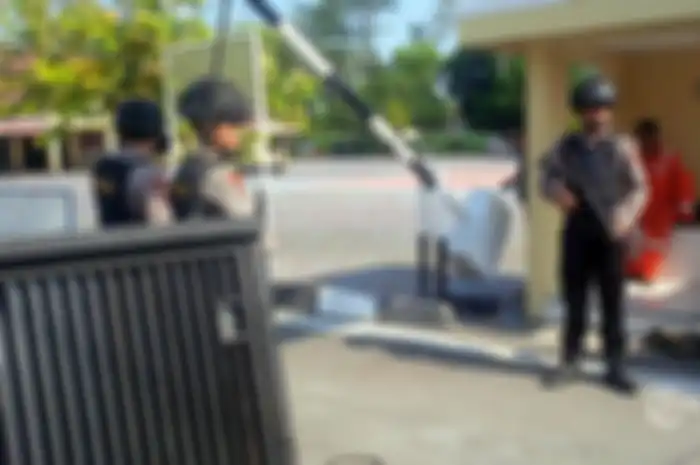 Petugas berjaga usai kejadian