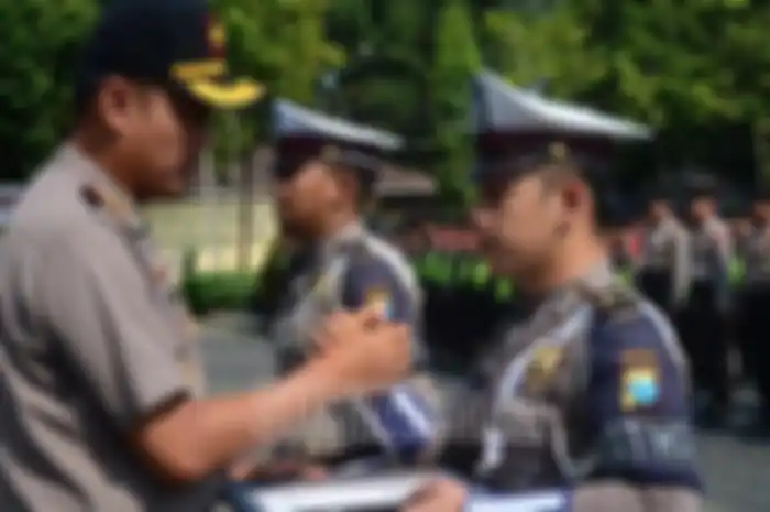 Dua anggota patwal Briptu Pramudita dan Briptu Bagas Widyatmoko, mendapat penghargaan dari Kapolres Pasuruan AKBP Raydian Kokrosono