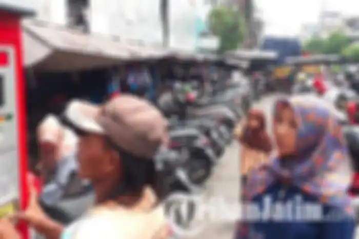 Petugas juru parkir Pasar Kota Gresik membayarkan parkir lewat sistem e-parkir.