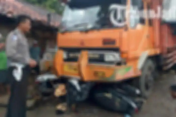 Truk Mitsubishi Fuso gilas enam truk di Madura