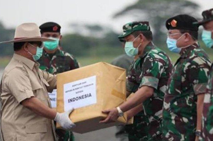 Prabowo Subianto menerima secara simbolis APD dari Tiongkok di Bandara Halim Perdana Kusuma, Makasar, Jakarta Timur, Senin (23/3/2020). 