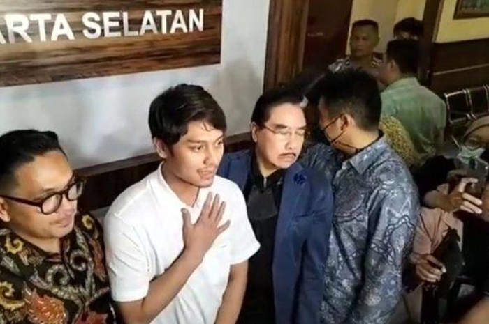 Rizky Billar keluar dari Polres Metro Jakarta Selatan mengenakan baju putih sekitar pukul 22.50 WIB Jumat malam, 13 Oktober 2022 didampingi tim kuasa hukumnya