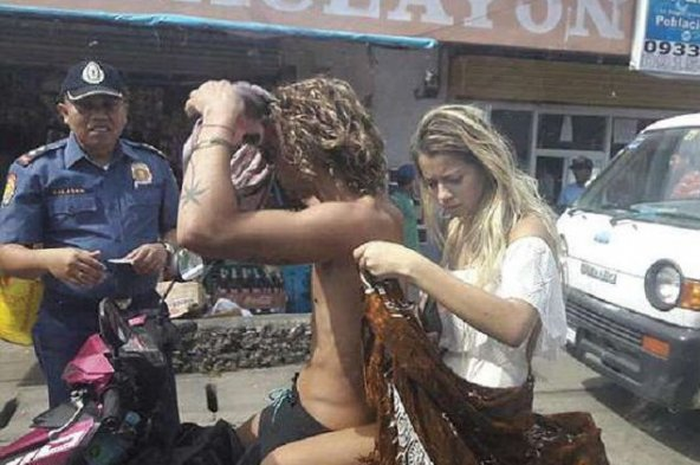 kedua turis ini dicegat polisi karena hanya mengenakan bikini saat berkendara di dalam kota. 