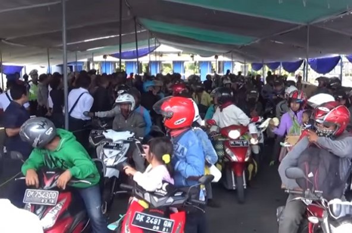 Pemudik sepeda motor akan memadati Pelabuhan Gilimanuk. Mereka hendak menyeberang ke Pulau Jawa.