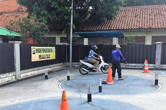 Ilustrasi ujian pembuatan SIM C.