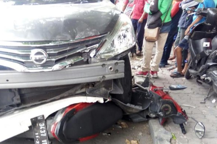 Kecelakaan Nisan Grand Livina seruduk 7 motor parkir, terjadi saat pengemudinya yang sedang hamil pa