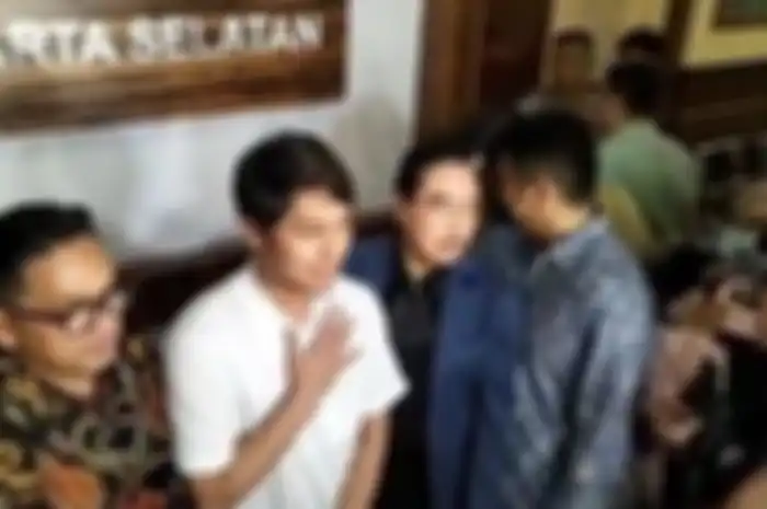 Rizky Billar keluar dari Polres Metro Jakarta Selatan mengenakan baju putih sekitar pukul 22.50 WIB Jumat malam, 13 Oktober 2022 didampingi tim kuasa hukumnya