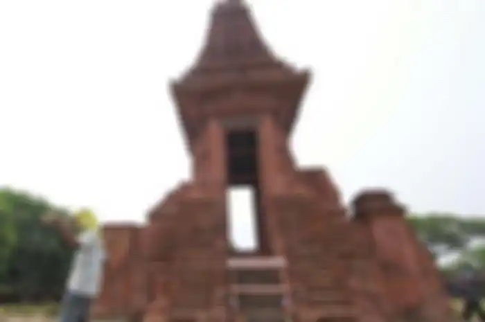 Candi Bajang Ratu di dalam situs Trowulan, salah satu peninggalan Kerajaan Majapahit. 