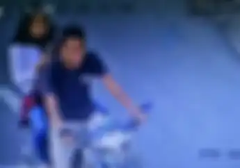Jiaahh.. Pengendara Motor Enggak Berhelm Malah Nyengir Kuda Saat Tercyduck Speaker CCTV