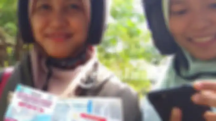 Warga memamerkan nomor undian dari polisi