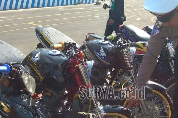 Barang bukti sepeda motor yang diamankan pada razia yang digelar Polresta Kediri, Senin (8/10/2018).