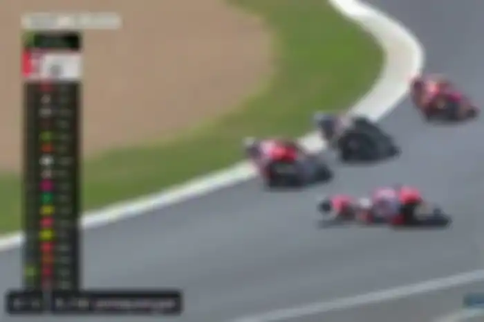 Andrea Dovizioso terjatuh..