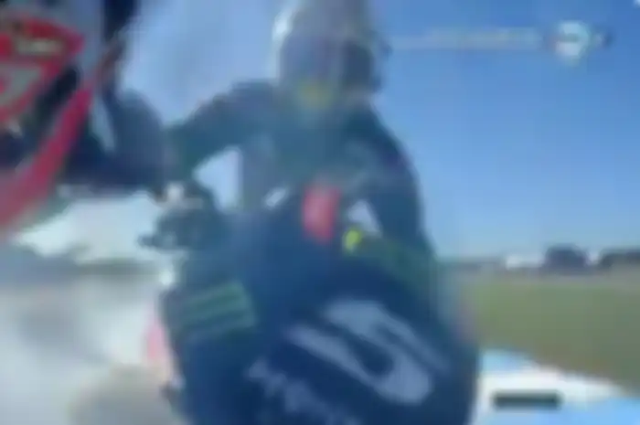 Johann Zarco tabrak bokong motor Marc Marquez