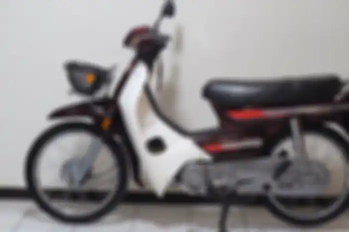 Astrea Grand 1992 merah marun milik  Decky Sastra yang sudah direstorasi