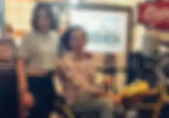 Elders Garage Serahkan Replika Chopperland Emas Jokowi ke Adipati Dolken