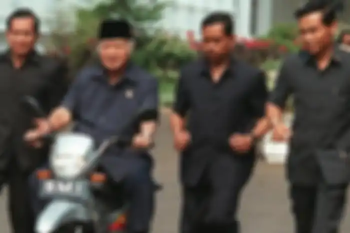 Presiden Soeharto mencoba motor nasional SMI Ekspressa