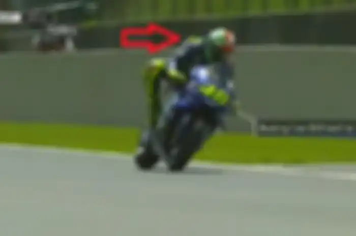 Wearpack Rossi terlihat mengembung karena terhantam angin di kecepatan tinggi