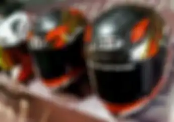 Gokil, Komunitas Ini Mengkoleksi Bekas Helm Pembalap! Dapetinnya Gimana Bro?