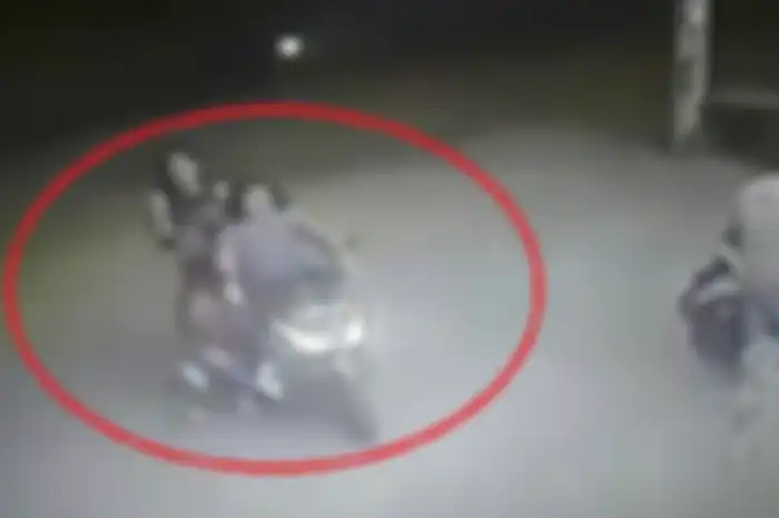 Motor menabrak toko karena tidak sengaja digas anak kecil