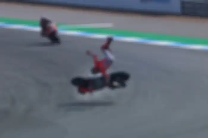 Jorge Lorenzo terlempar keras dari motornya di FP2 MotoGP Thailand.