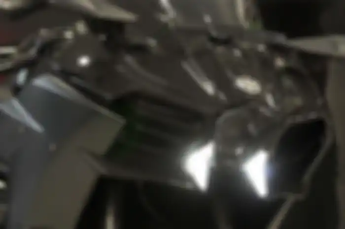 Fairing Kawasaki H2 Carbon dengan lampu DRL menyala.