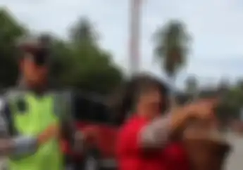 Waduh! Ada Polisi Dikutuk Gara-gara Tilang Ibunya Sendiri