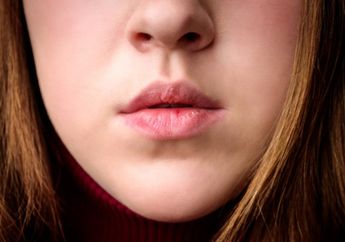 Ngeri Banget! Kebiasaan Mengelupas Kulit Bibir Kering yang Sering Kita Lakukan Ternyata Bisa Berakibat Fatal, Tolong Hentikan Sekarang Juga!