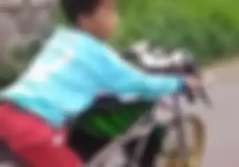 Anjay! Anak SD Ini Sedang Nyeting Motor Ninja, Emaknya Mana Nih?