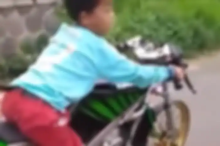 Bocah Drag Pakai Kawasaki Ninja 2-tak