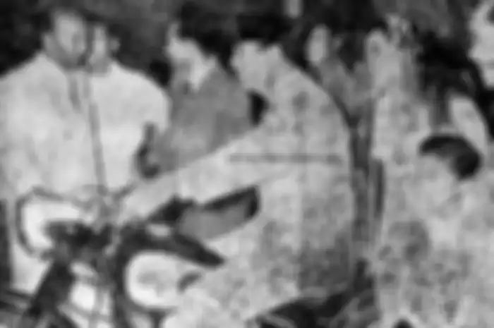 Presiden pertama Indonesia, Soekarno saat menunggangi motor.