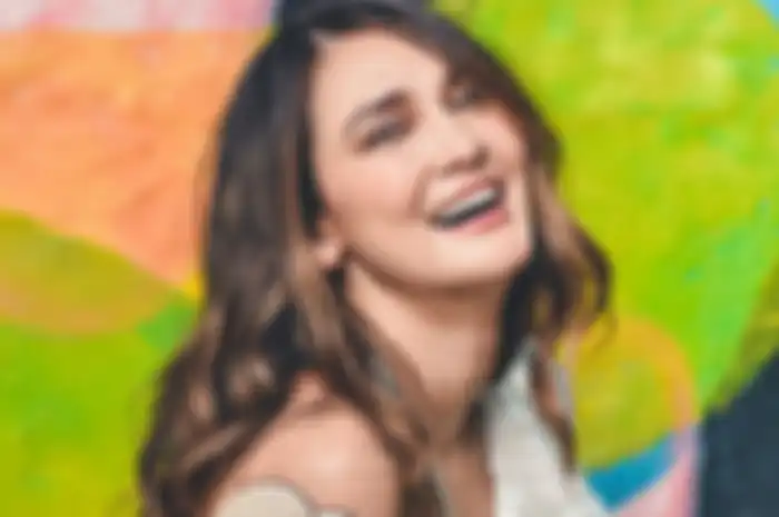 Luna Maya Luncurkan Kolaborasinya dengan Brand Sneakers Terkemuka di Italia