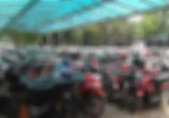 Begini 6 Tipe Bikers Yang Menyimpan Helm Di Parkiran, Poin 4 Bikin Ngenes!