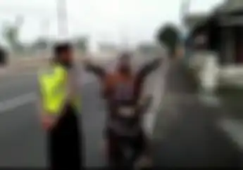Banyak Yang Gak Tahu, Boncenger Gak Pakai Helm Kena Tilang, Dendanya Dua Kali Lipat, Lo!