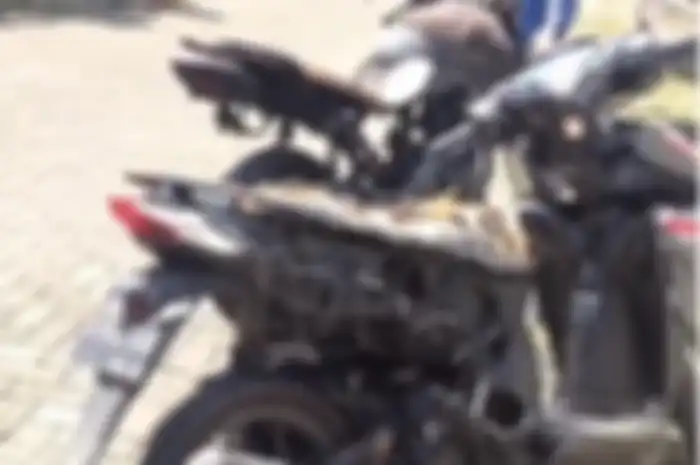 Dua motor hangus kena teror kain api.