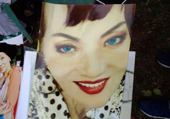 Titi Qadarsih Meninggal Dunia, Begini Potret Masa Mudanya dengan Baju Tradisional