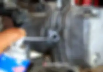 Jangan Sembarangan, Begini Cara Menggunakan Engine Cleaner di Mesin Motor