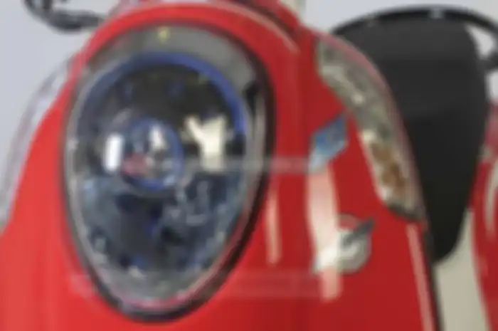 Lampu depan di kelistrikan motor AC baru terang setelah mesin berkitir lebih dari 2.000 rpm
