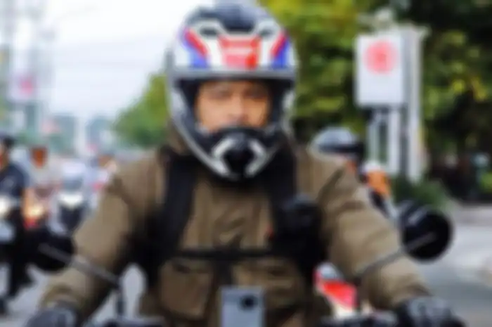 Ariel Noah turing naik BMW R9 ke Salatiga.