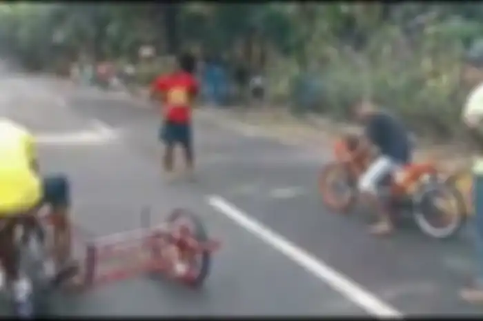 Kocak karena motor balapnya pakai sespan