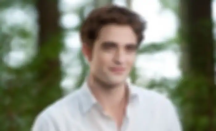  Robert Pattinson kepergok kencan di taman usai dinyatakan positif Covid-19.