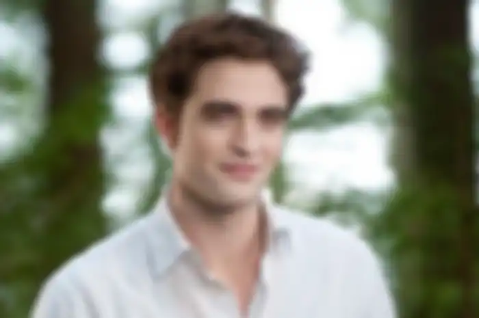  Robert Pattinson kepergok kencan di taman usai dinyatakan positif Covid-19.